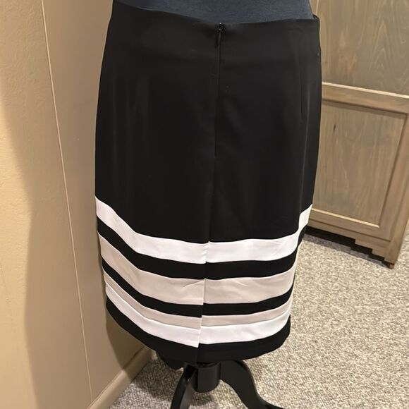 Tribal colorblock stripe lined pencil skirt. Back kick pleat. Size 6. - Picture 3 of 4